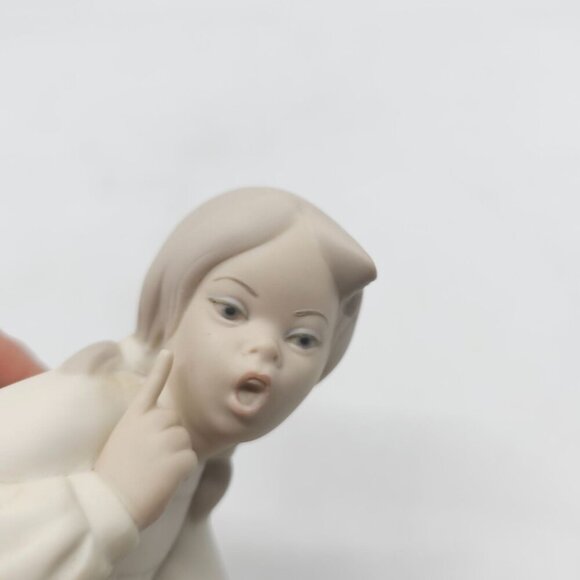 Lladro Porcelain Figurine Girl Kneeling Shoes Soft Matte Finish Handmade #4523 - Picture 6 of 7